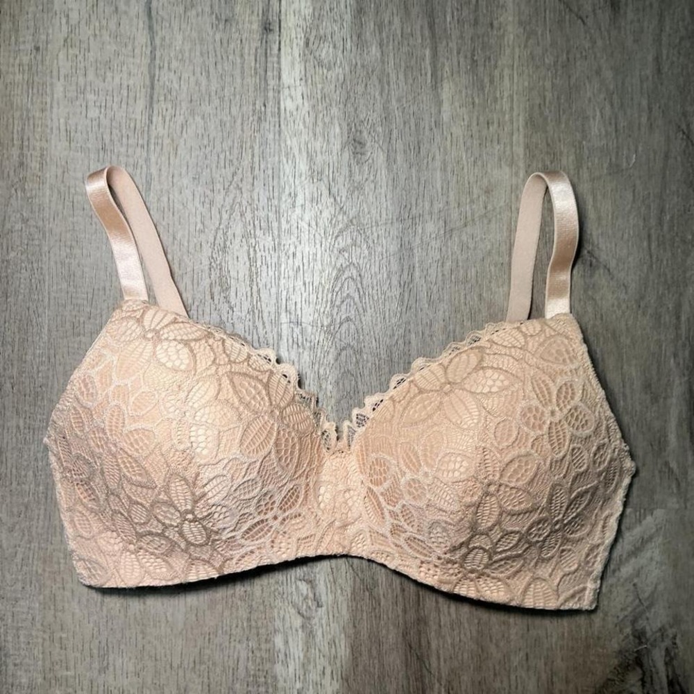 Cream lace balconette bra with adjustable straps. Size: 36D